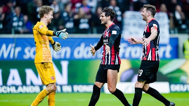 Gefeierter Mann beim Sieg gegen Leverkusen: Eintracht-Keeper Frederik Rönnow.