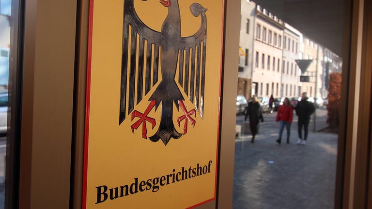 Der Bundesgerichtshof in Karlsruhe: Hier soll nun geklärt werden, ob ein Taschenrechner am Steuer mit einem Handy gleichzustellen ist.