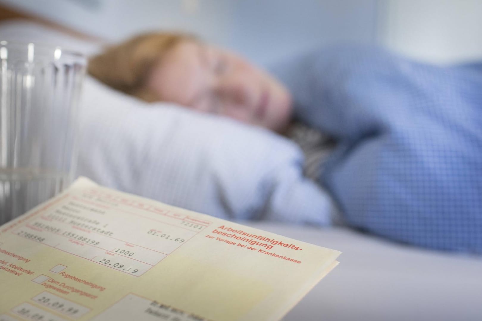 Eine Frau liegt im Bett neben einem Krankenschein: Weil immer mehr Menschen wegen psychischer Leiden erkranken, wird eine Anti-Stress-Verordnung gefordert. Eine Frau liegt im Bett neben einem Krankenschein: Weil immer mehr Menschen wegen psychischer Leiden erkranken, wird eine Anti-Stress-Verordnung gefordert.