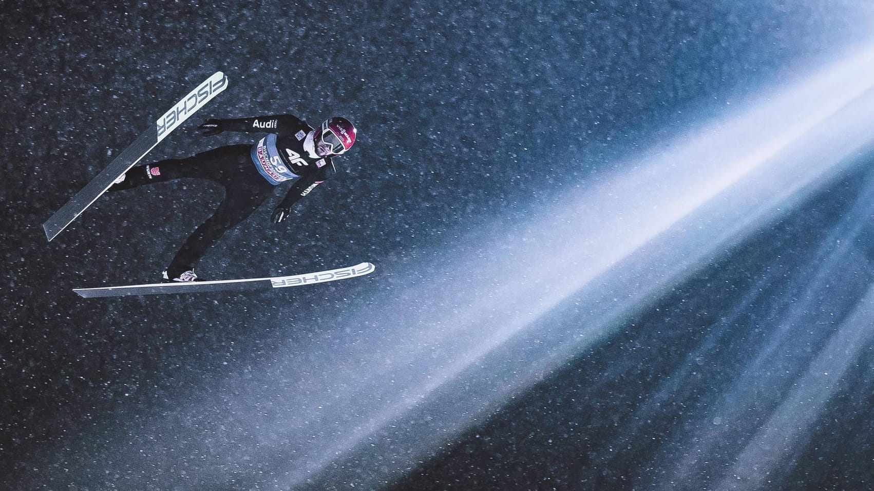 Flutlicht in Bischofshofen: Markus Eisenbichler springt durch die Nacht und trotzt dem Schneetreiben.