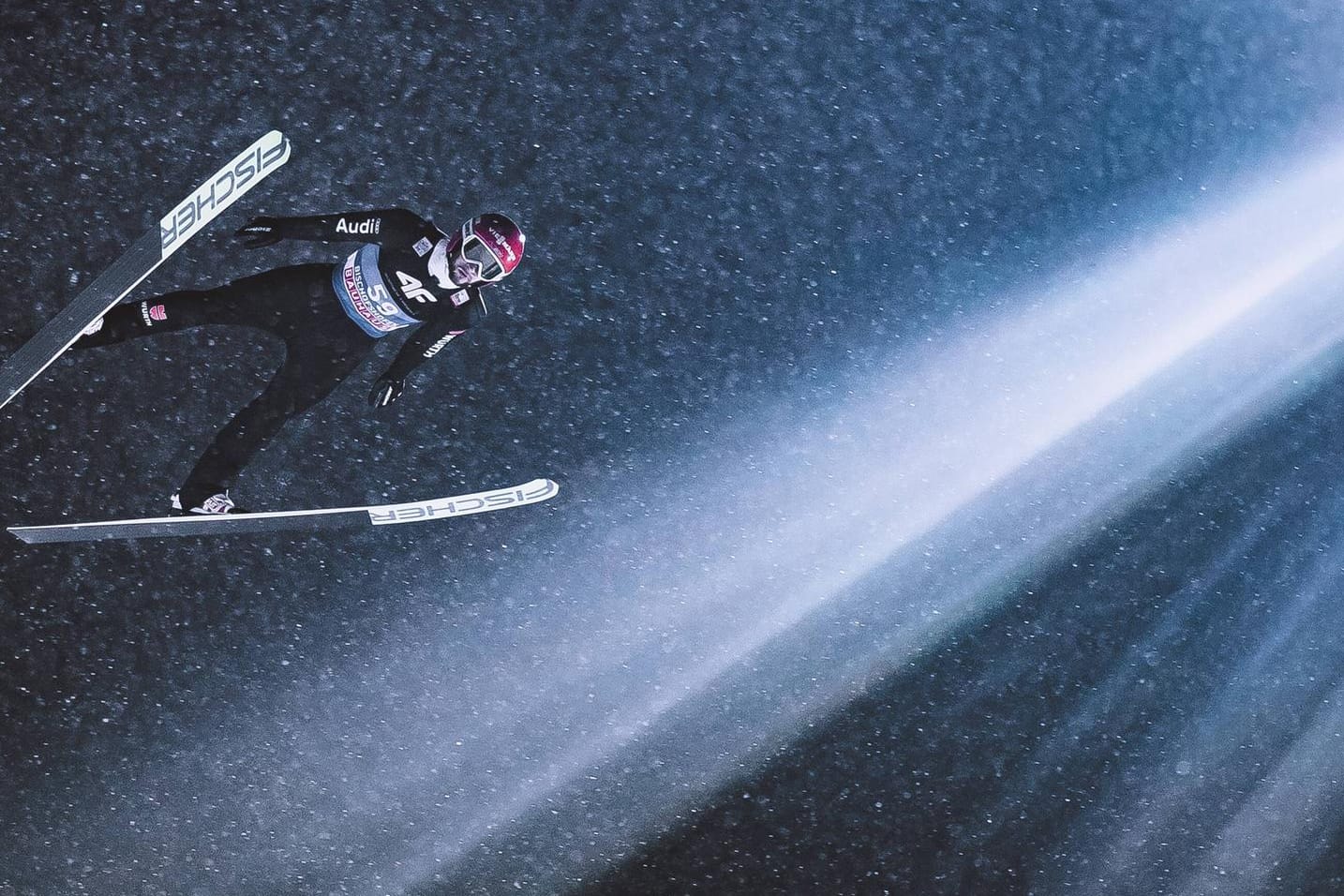 Flutlicht in Bischofshofen: Markus Eisenbichler springt durch die Nacht und trotzt dem Schneetreiben.