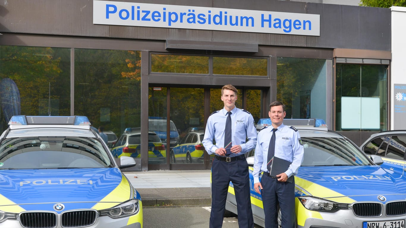 Zwei Polizeibeamte vor dem Präsidium in Hagen: Sebastian Hirschberg (l.) und Michael Siemes betreuen die "Facebook-Streife".