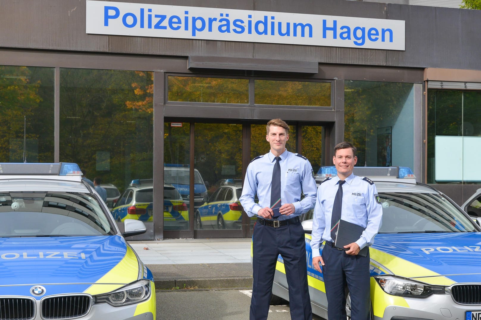 Zwei Polizeibeamte vor dem Präsidium in Hagen: Sebastian Hirschberg (l.) und Michael Siemes betreuen die "Facebook-Streife".