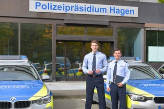 Zwei Polizeibeamte vor dem Präsidium in Hagen: Sebastian Hirschberg (l.) und Michael Siemes betreuen die "Facebook-Streife".