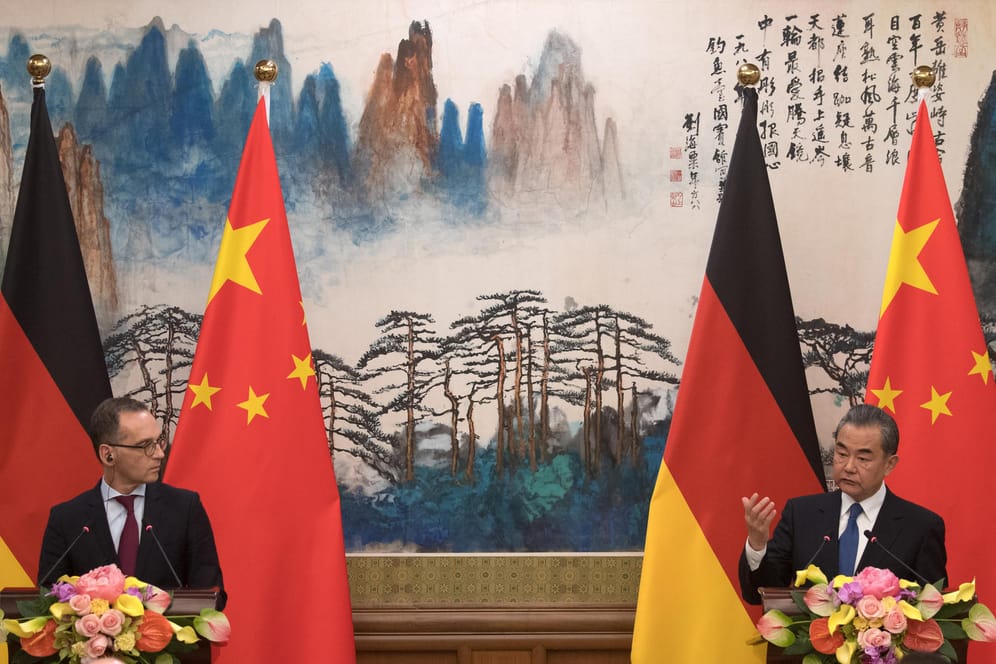 2018 traten Heiko Maas und Wang Yi noch gemeinsam vor die Presse (Archivbild): Der chinesiche Außenminister hat seinem deutschen Kollegen nun zum zweiten Mal einen Korb erteilt.