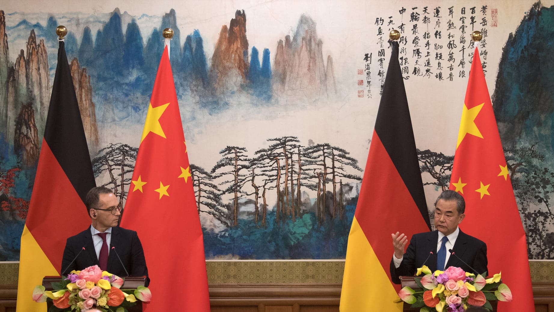 2018 traten Heiko Maas und Wang Yi noch gemeinsam vor die Presse (Archivbild): Der chinesiche Außenminister hat seinem deutschen Kollegen nun zum zweiten Mal einen Korb erteilt.