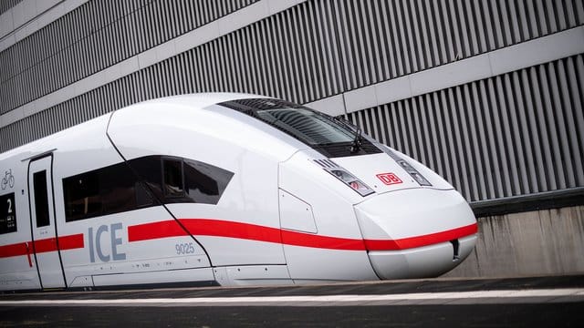 Spätestens in zwei Jahren können Bahnkunden bei Verspätung auch online Geld zurückfordern. Spätestens in zwei Jahren können Bahnkunden bei Verspätung auch online Geld zurückfordern.
