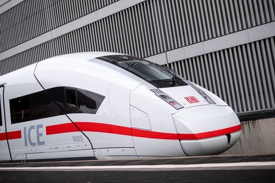 Spätestens in zwei Jahren können Bahnkunden bei Verspätung auch online Geld zurückfordern.
