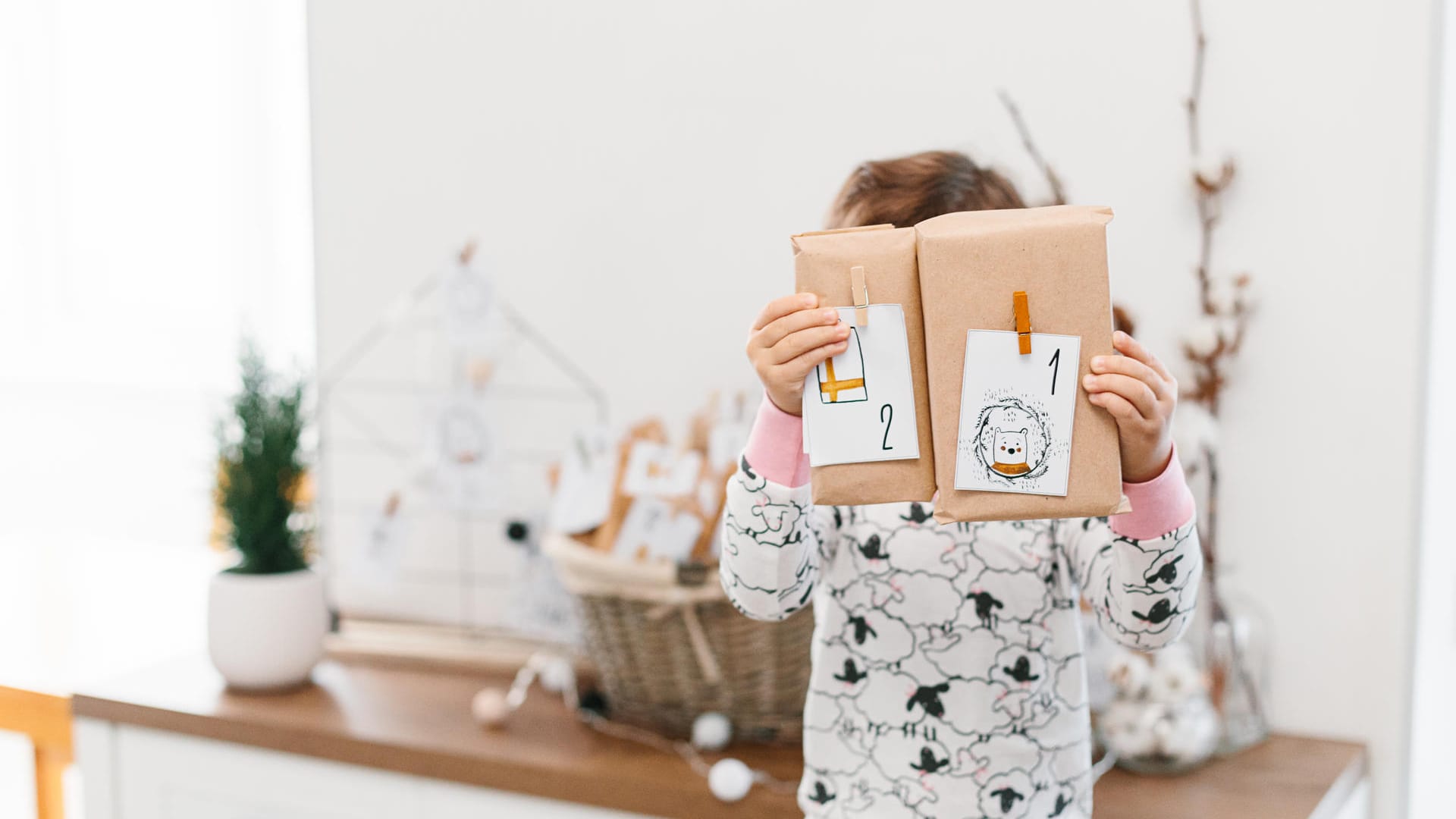 Selbstgebastelte Adventskalender lassen Kinderherzen höher schlagen.