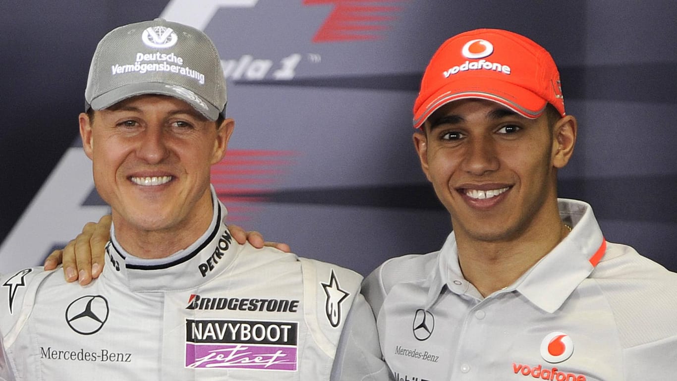 Lewis Hamilton (r.) und Michael Schumacher im Jahr 2010: Nur noch zwei Titel trennt beide Weltmeister.