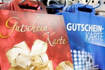 Gutscheinkarten in der Auslage: Verbleibt auf dem Gutschein ein Restbetrag, kann ihn der Kunde für einen weiteren Einkauf nutzen.