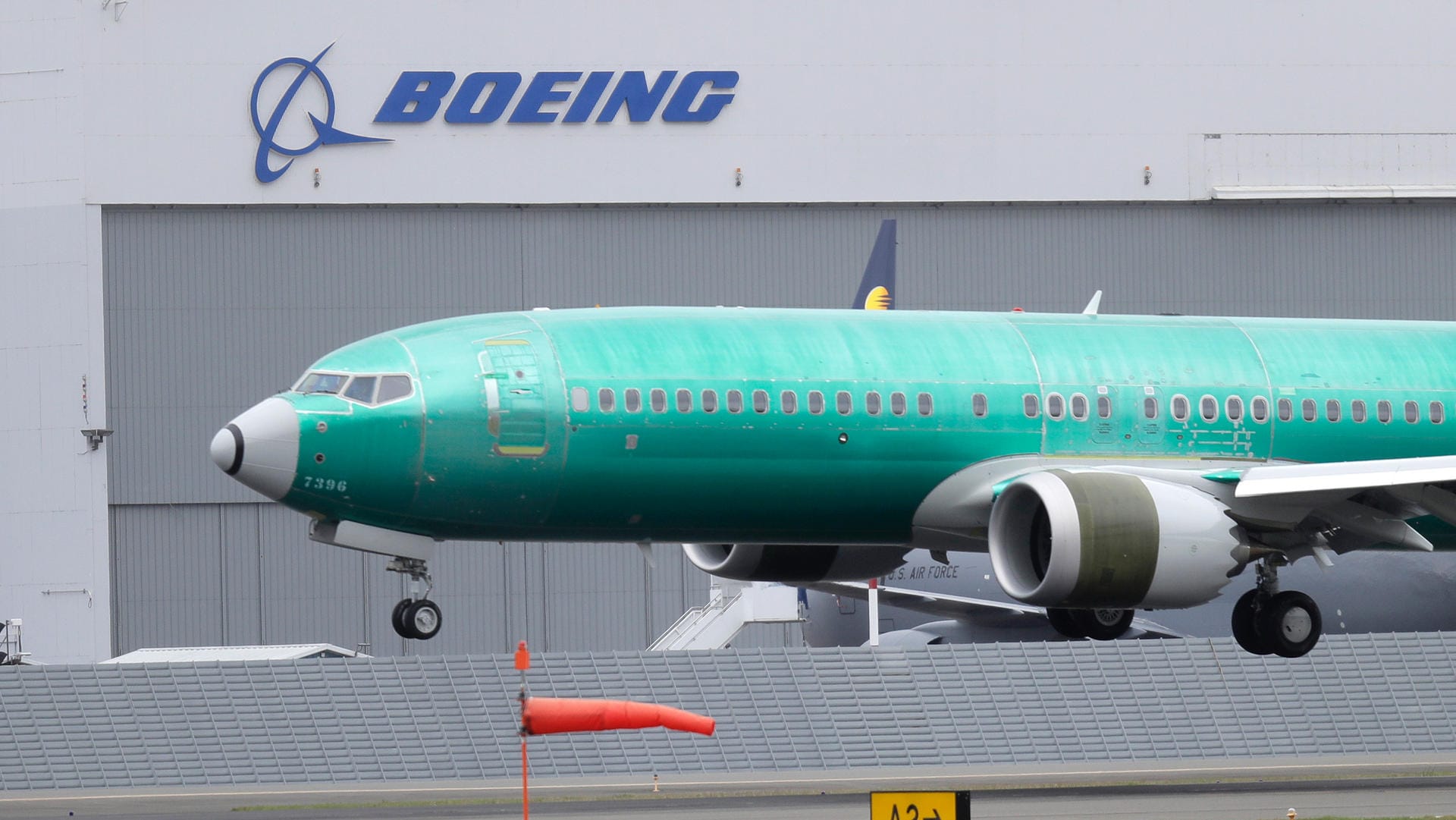 Eine Boeing 737 Max 8 landet auf dem Boeing Feld: Sollte der Konzern bei der Zertifizierung der 737 Max falsche Angaben gemacht haben, könnte dies schwere Konsequenzen nach sich ziehen.