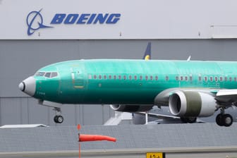 Eine Boeing 737 Max 8 landet auf dem Boeing Feld: Sollte der Konzern bei der Zertifizierung der 737 Max falsche Angaben gemacht haben, könnte dies schwere Konsequenzen nach sich ziehen.