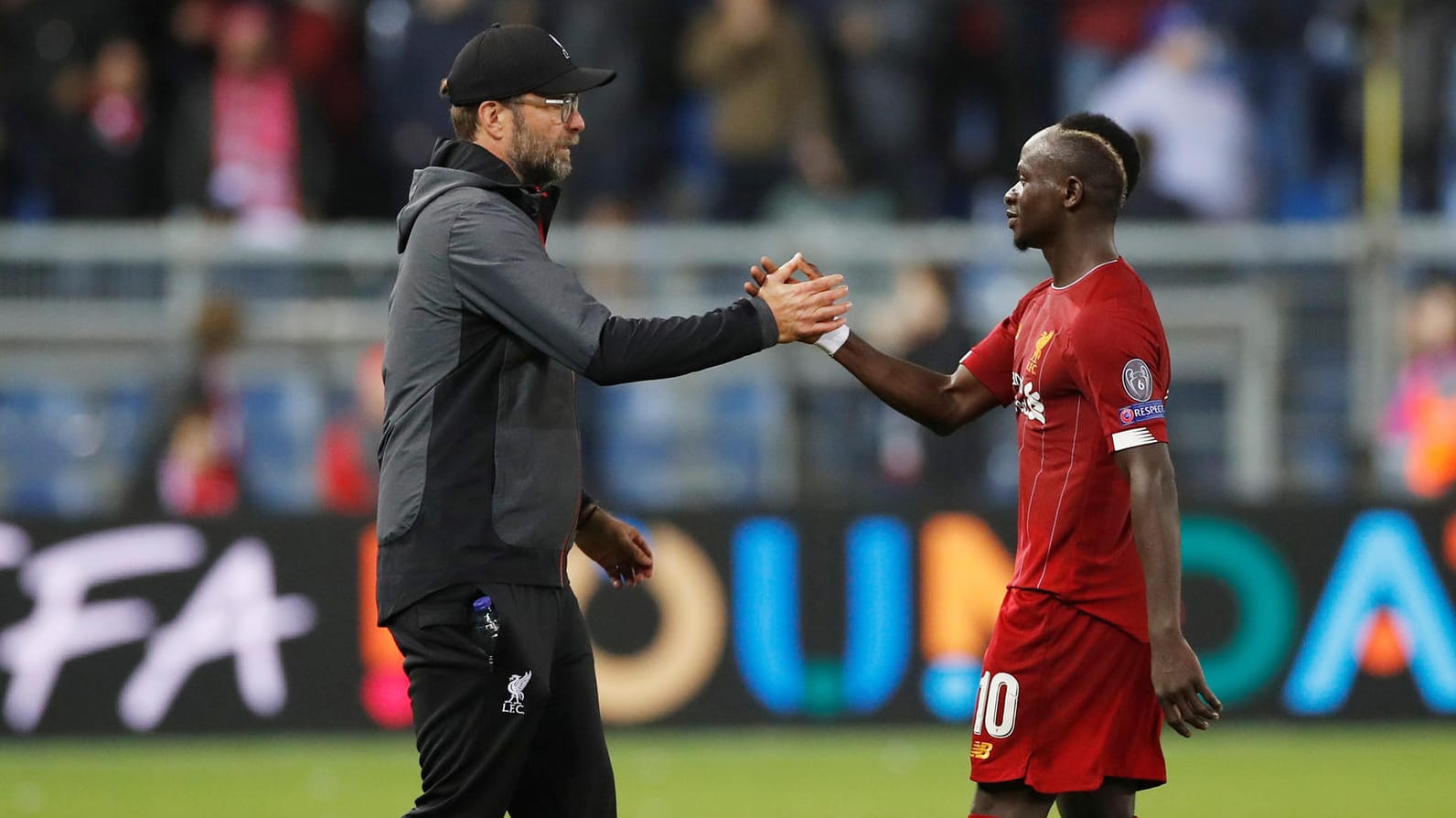 Jürgen Klopp (l.) mit Sadio Mane: Die "Reds" feierten einen souveränen Sieg in Belgien.