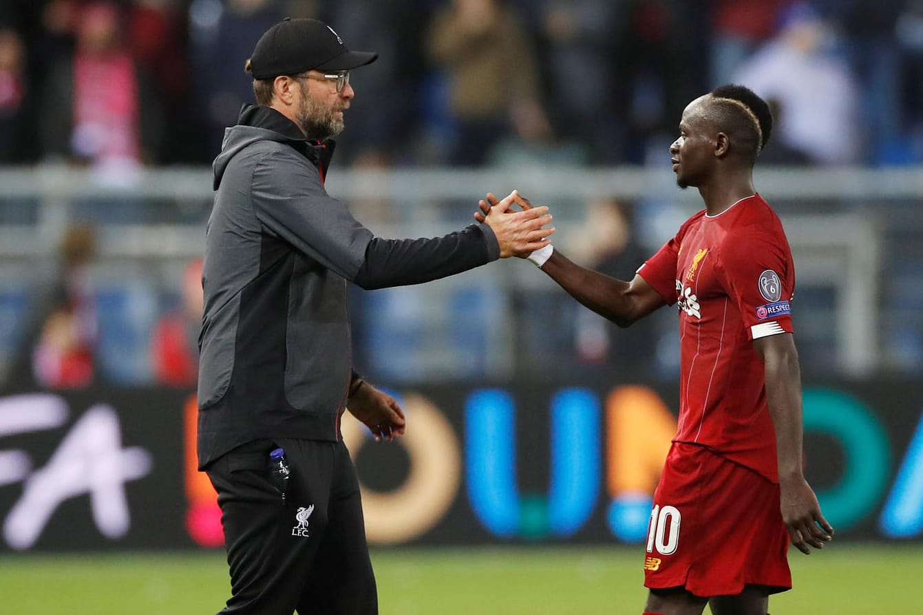 Jürgen Klopp (l.) mit Sadio Mane: Die "Reds" feierten einen souveränen Sieg in Belgien.