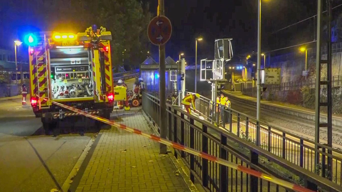 Baden-Württemberg, Bruchsal: Die Feuerwehr hat den Bereich der Haltestelle Tunnelstraße mit Band gesperrt.