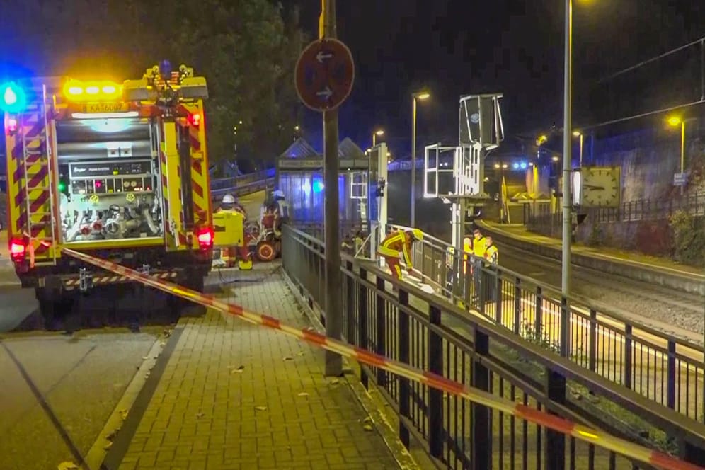Baden-Württemberg, Bruchsal: Die Feuerwehr hat den Bereich der Haltestelle Tunnelstraße mit Band gesperrt.