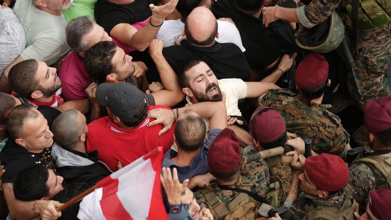 Proteste im Libanon: Libanesische Soldaten versuchen Demonstranten während eines Protests zurückzutreiben.