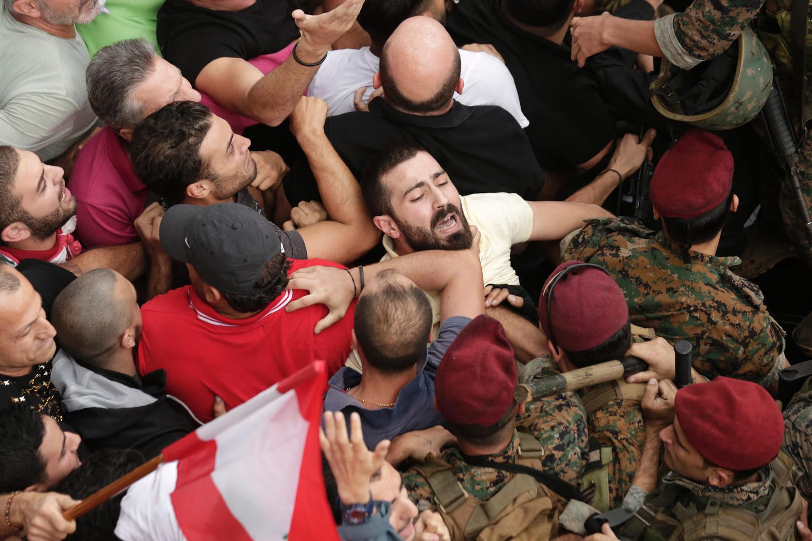 Proteste im Libanon: Libanesische Soldaten versuchen Demonstranten während eines Protests zurückzutreiben.