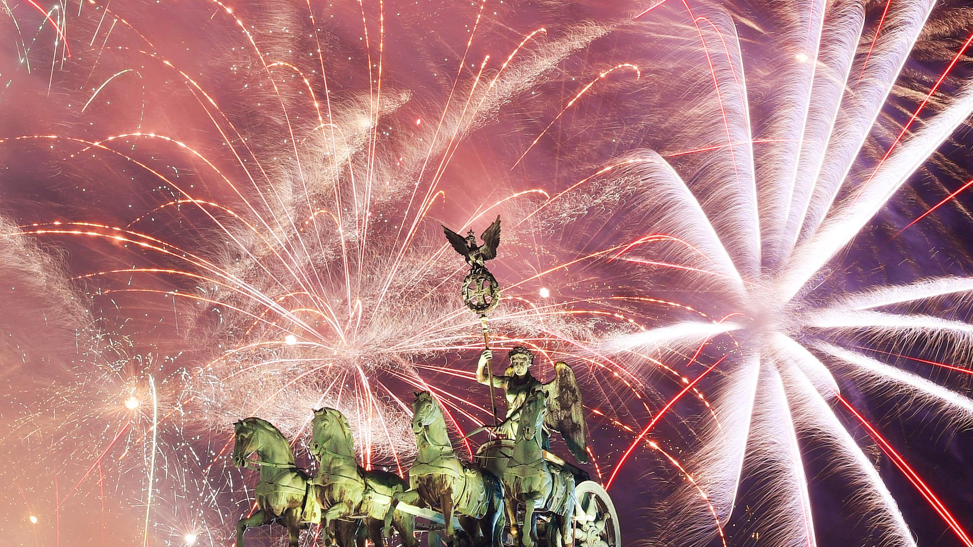 Ein Feuerwerk ist am Brandenburger Tor zu sehen: Die Umwelthilfe macht Druck auf bisher 98 Städte.