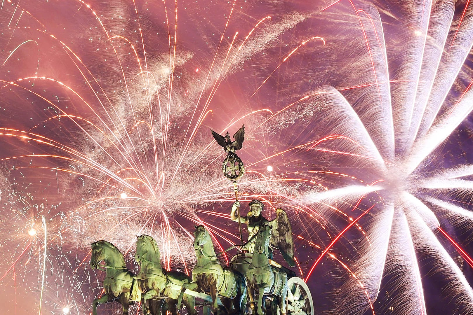 Ein Feuerwerk ist am Brandenburger Tor zu sehen: Die Umwelthilfe macht Druck auf bisher 98 Städte.