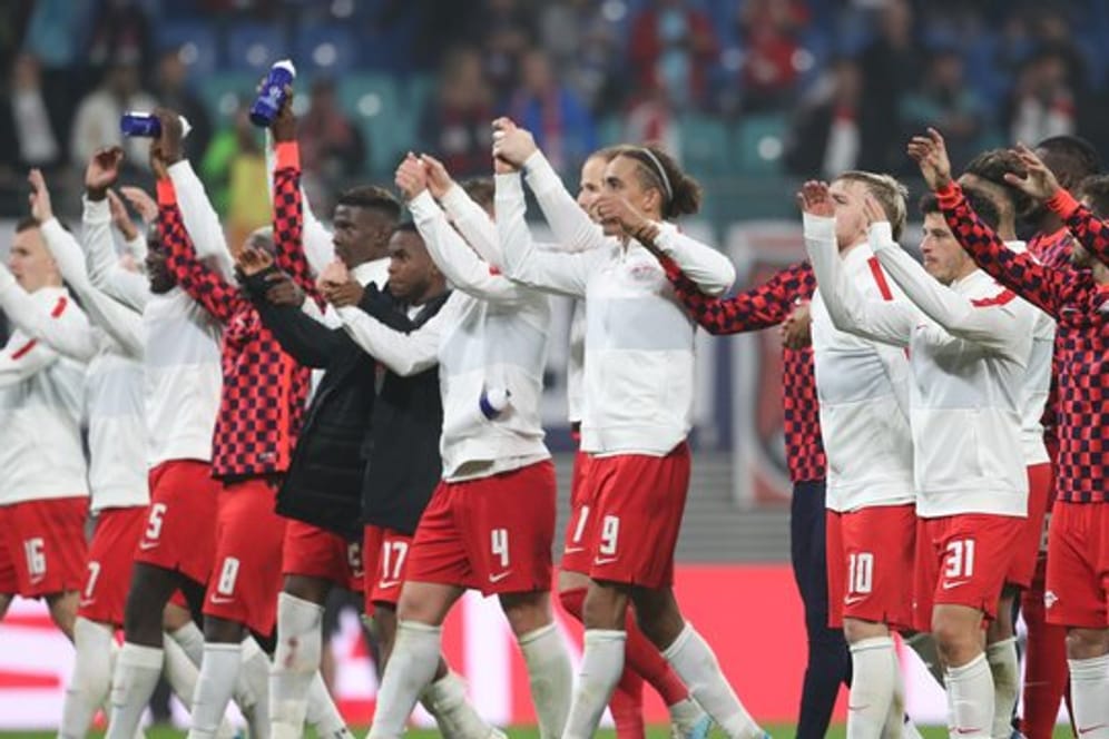 Die Leipzig-Spieler feiern den Sieg gegen St.