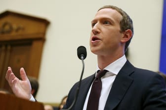 Mark Zuckerberg sagt im US-Kongress aus: Der Facebook-Gründer soll die neue Währung des Online-Netzwerks verteidigen.