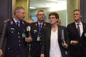 Annegret Kramp-Karrenbauer beim Treffen der Nato-Verteidigungsminister in Brüssel.