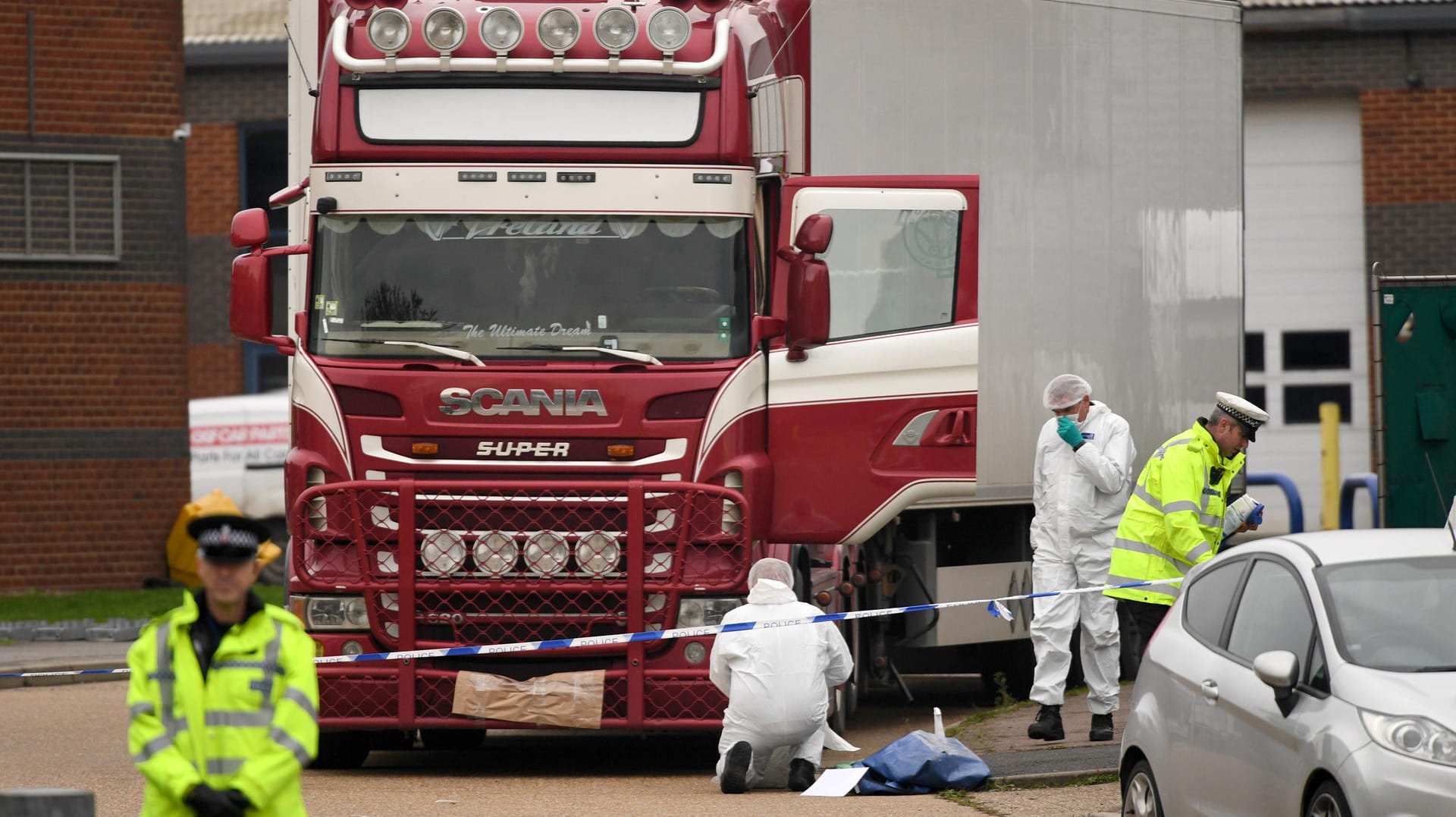 Ermittler untersuchen den Kühllaster: 39 Tote wurden in dem Lkw gefunden. Wer sie sind, ist immer noch unklar.