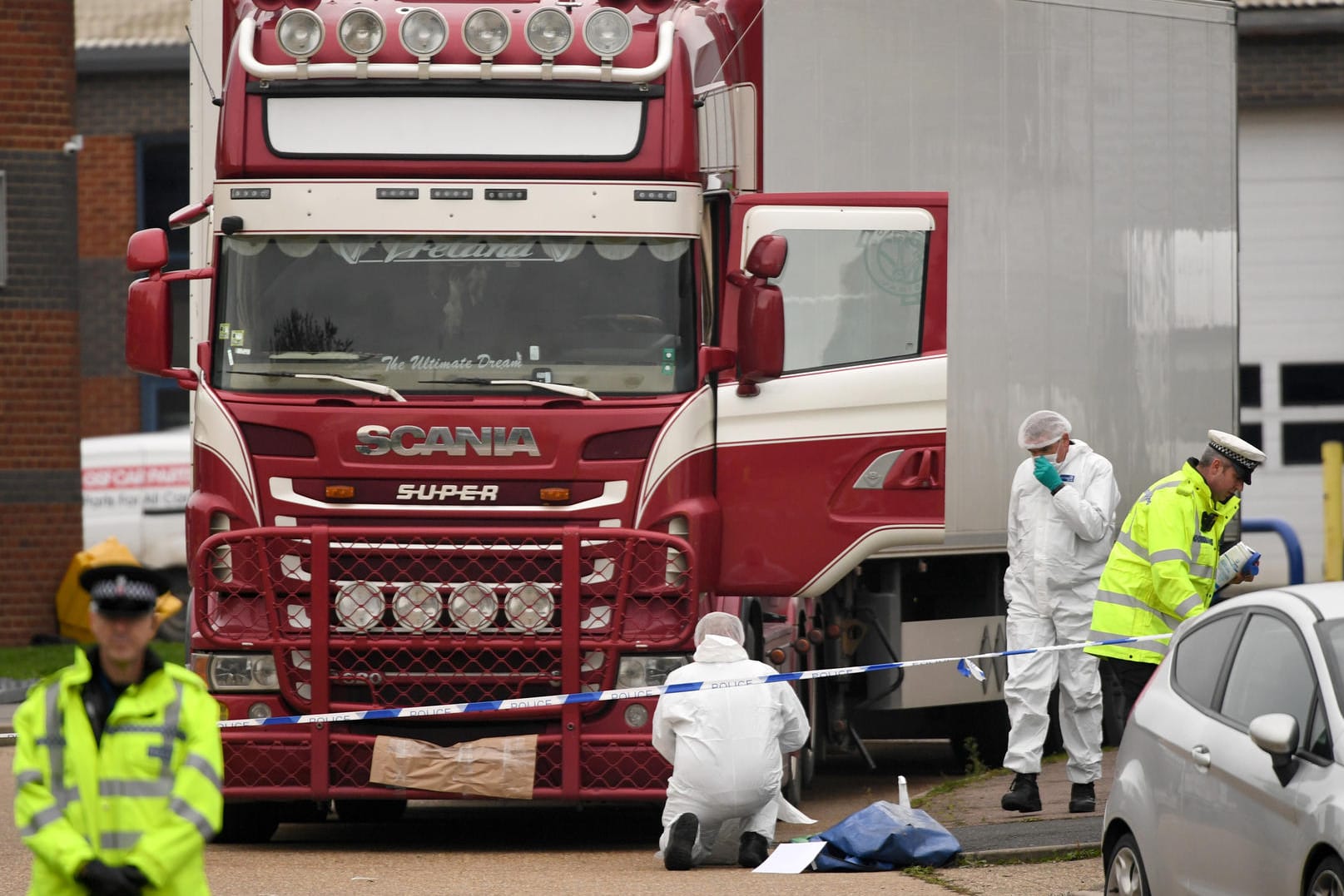 Ermittler untersuchen den Kühllaster: 39 Tote wurden in dem Lkw gefunden. Wer sie sind, ist immer noch unklar.