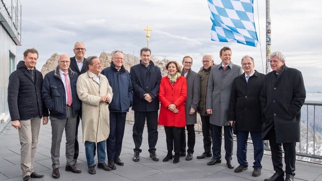 Die 16 Ministerpräsidenten posieren für ein Gruppenfoto auf der Zugspitze. Die 16 Ministerpräsidenten posieren für ein Gruppenfoto auf der Zugspitze.