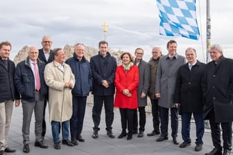 Die 16 Ministerpräsidenten posieren für ein Gruppenfoto auf der Zugspitze.