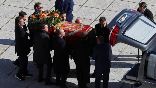 Der Sarg von Diktator Franco wird in ein Auto gehoben.