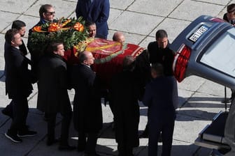 Der Sarg von Diktator Franco wird in ein Auto gehoben.