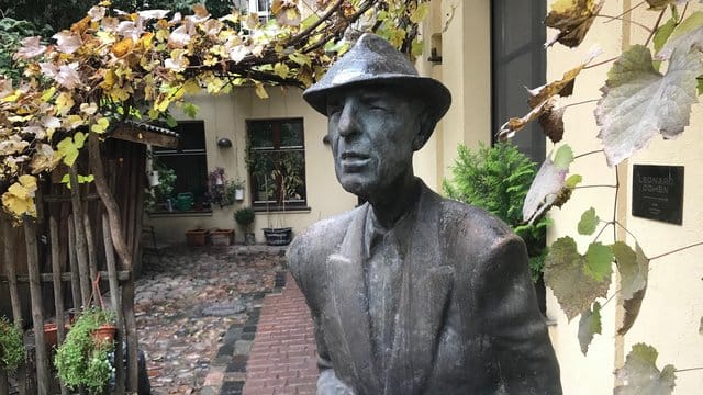 Die Bronzestatue von Leonard Cohen in Vilnius.