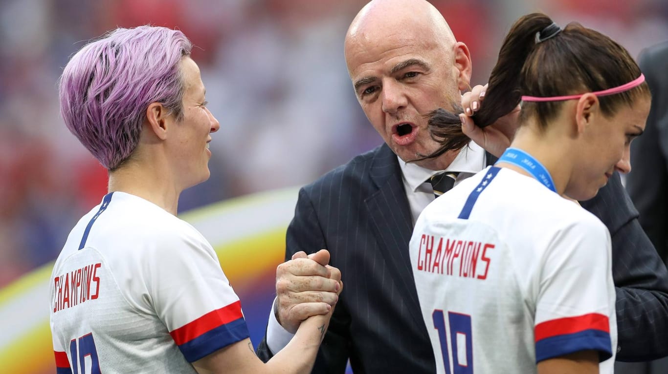 Megan Rapinoe und Fifa-Präsident Gianni Infantino nach dem WM-Finale in Frankreich.