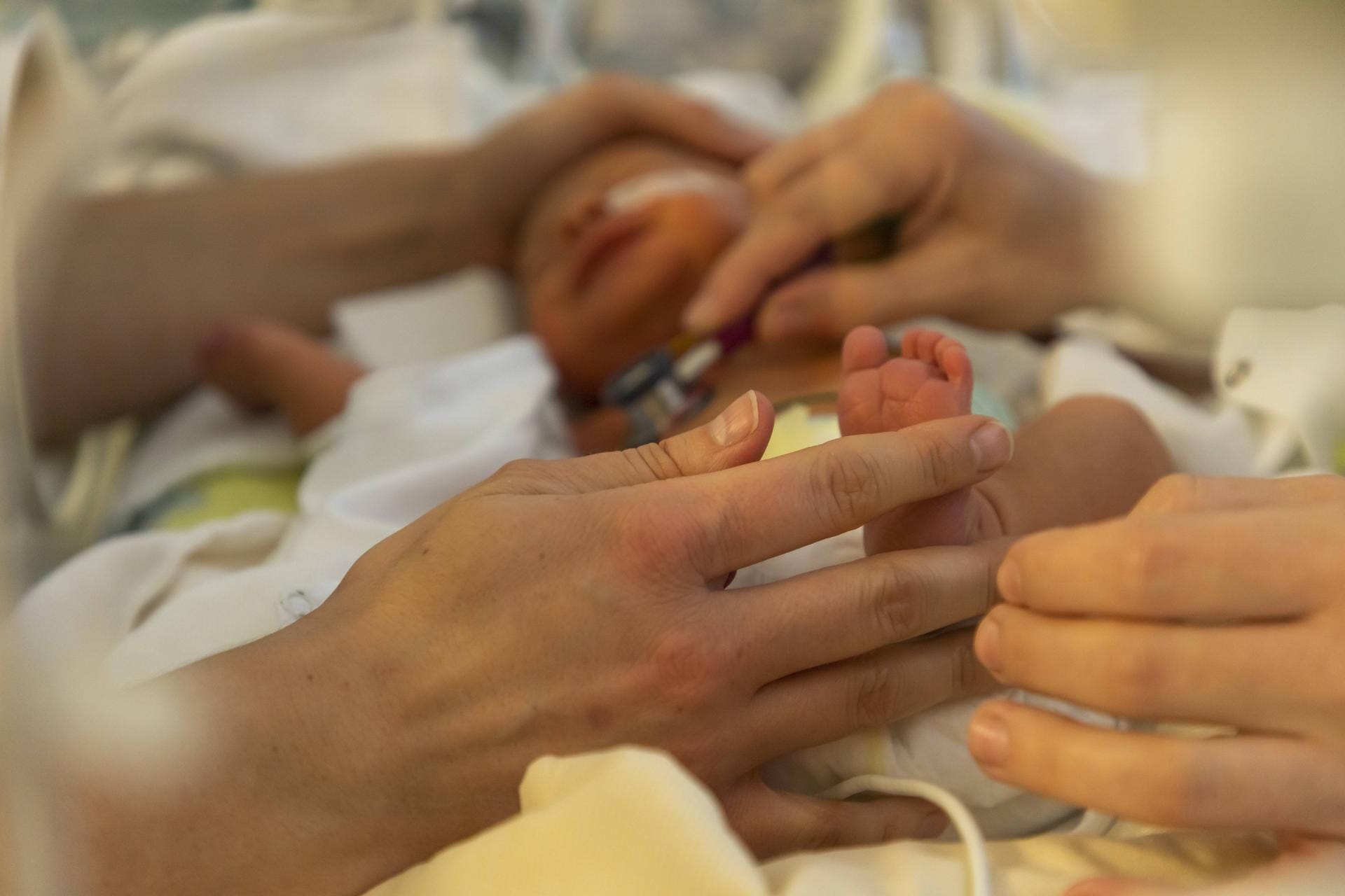 Frühgeborenenstation in einem Krankenhaus (Archivbild): Die Tochter einer 63-jährigen Italienerin ist noch unter Überwachung, aber sonst wohlauf.