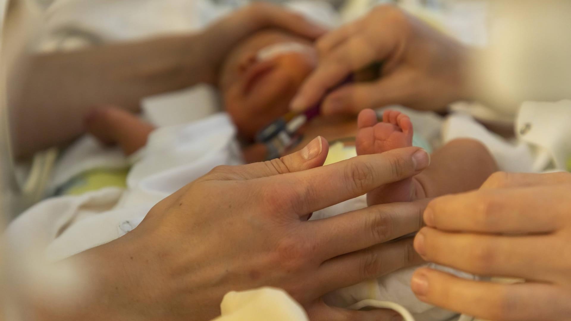 Frühgeborenenstation in einem Krankenhaus (Archivbild): Die Tochter einer 63-jährigen Italienerin ist noch unter Überwachung, aber sonst wohlauf.