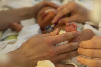 Frühgeborenenstation in einem Krankenhaus (Archivbild): Die Tochter einer 63-jährigen Italienerin ist noch unter Überwachung, aber sonst wohlauf.