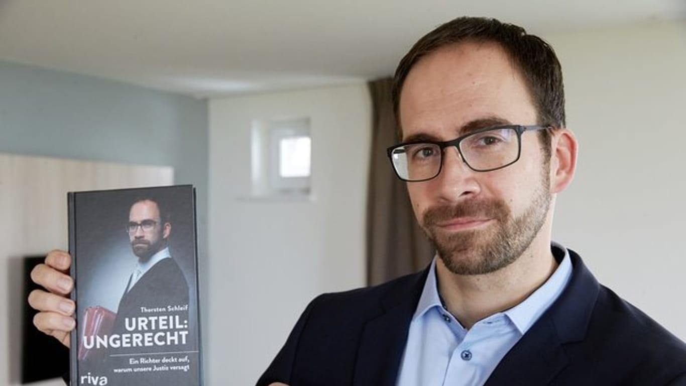 Amtsrichter Thorsten Schleif zeigt sein Buch mit dem Titel "Urteil ungerecht".