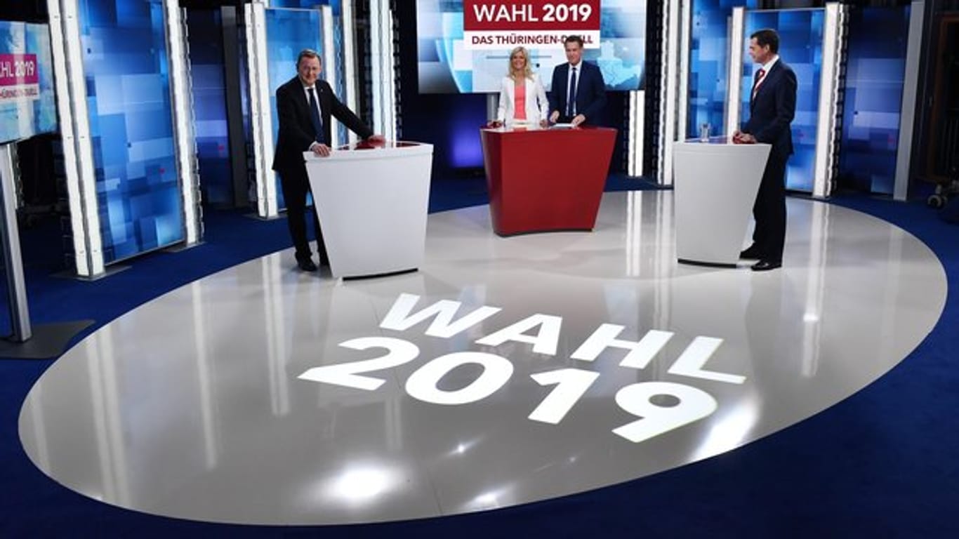 Bodo Ramelow (l, Die Linke), Ministerpräsident von Thüringen, und Mike Mohring (r), CDU-Landes- und Fraktionschef, stehen sich am 14.