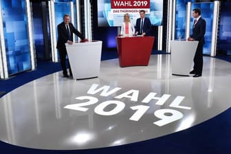 Bodo Ramelow (l, Die Linke), Ministerpräsident von Thüringen, und Mike Mohring (r), CDU-Landes- und Fraktionschef, stehen sich am 14.