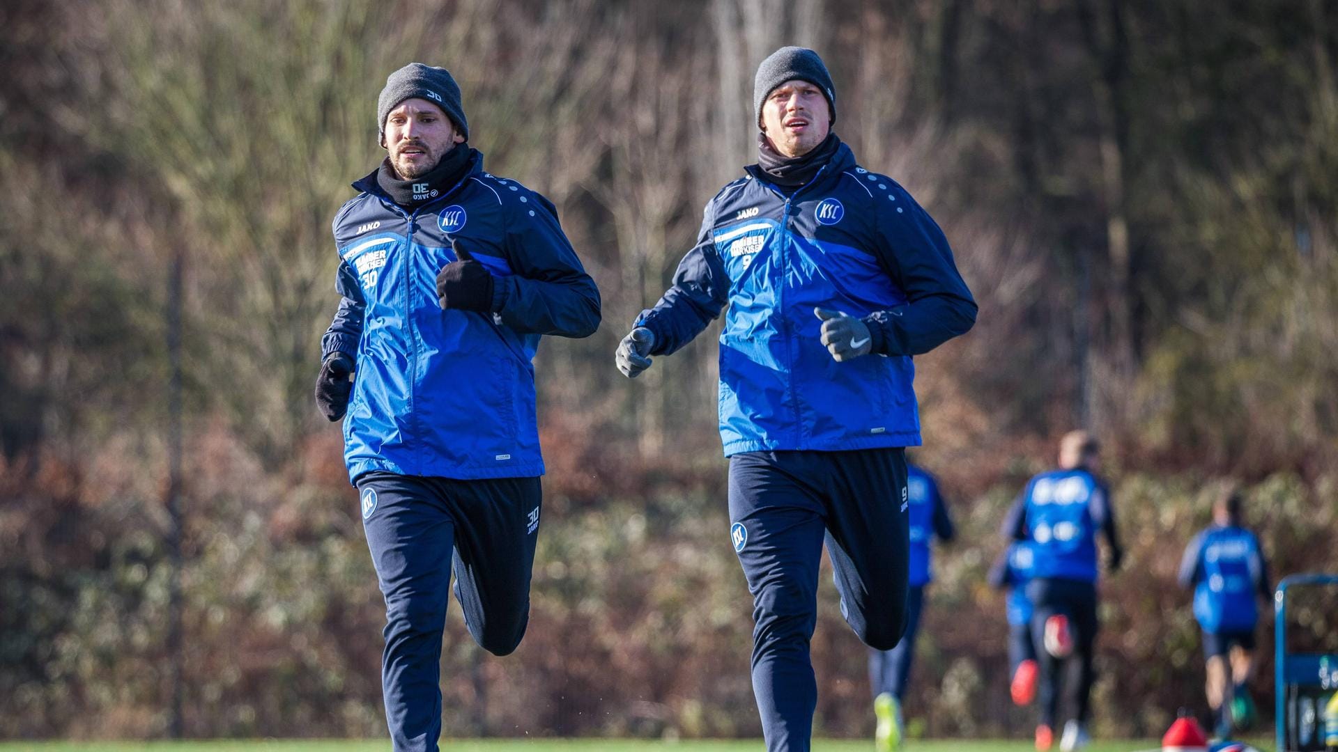 Profi-Fußballer beim Training: Anton Fink und Marvin Pourie vom KSC sind offenbar unzufrieden.