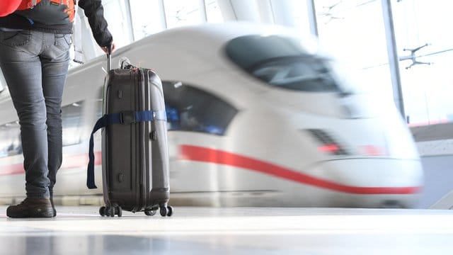 Ein ICE der Deutschen Bahn verlässt am den Fernbahnhof am Flughafen von Frankfurt am Main. Ein ICE der Deutschen Bahn verlässt am den Fernbahnhof am Flughafen von Frankfurt am Main.