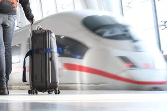 Ein ICE der Deutschen Bahn verlässt am den Fernbahnhof am Flughafen von Frankfurt am Main.