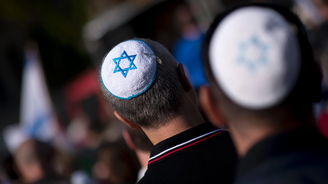 Ein Mann trägt eine Kippa, die traditionelle jüdische Kopfbedeckung: In Deutschland gibt es immer wieder Übergriffe und Beleidigungen gegen Juden.