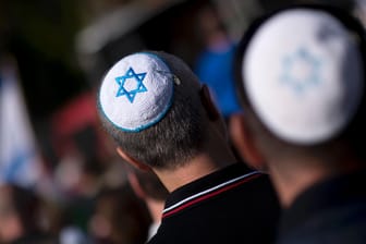 Ein Mann trägt eine Kippa, die traditionelle jüdische Kopfbedeckung: In Deutschland gibt es immer wieder Übergriffe und Beleidigungen gegen Juden.