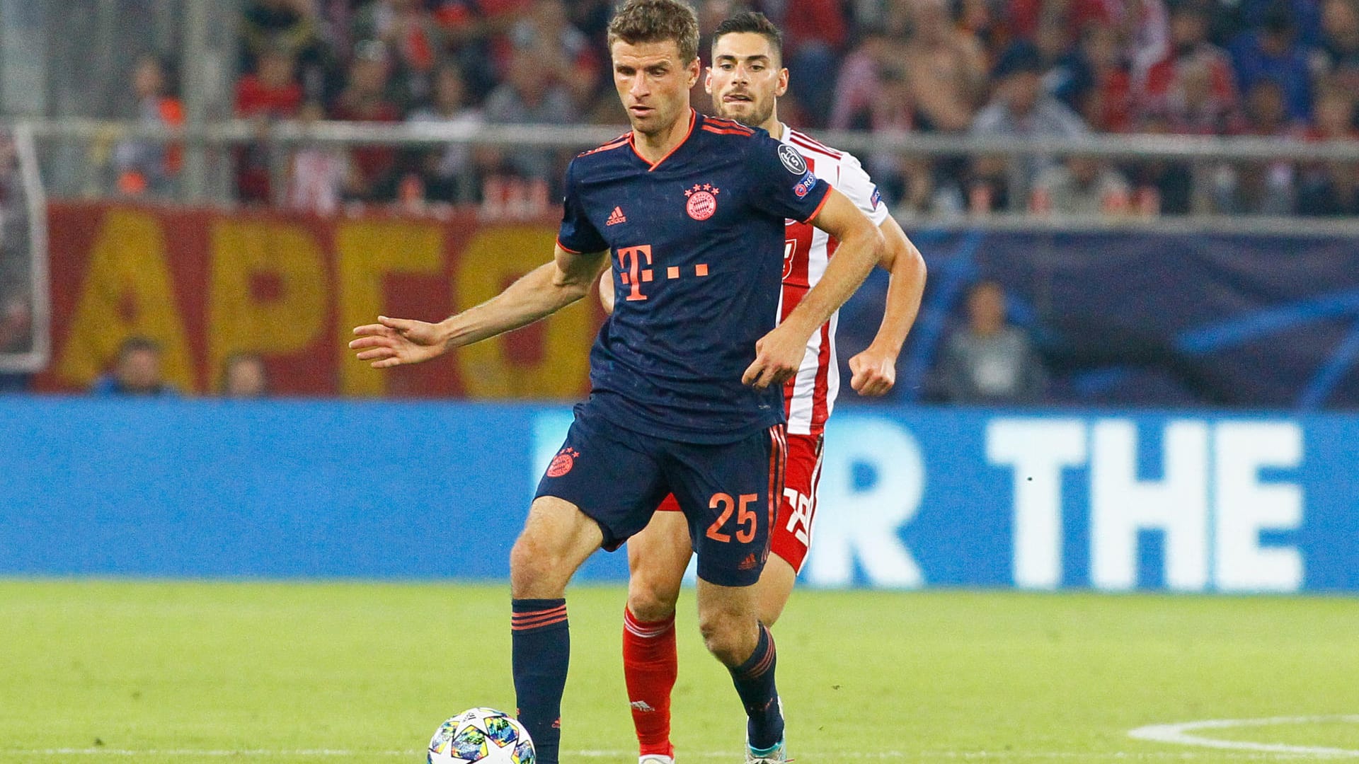 Thomas Müller in Piräus: Nach zuletzt sechs Spielen ohne Einsatz in der Startelf durfte Müller in der Champions League von Beginn an ran.