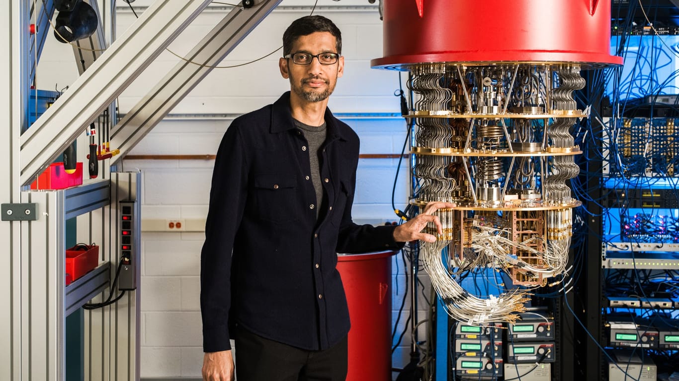 Google Chef Sundar Pichai vor Googles Quantencomputer: Das Gerät soll eine Aufgabe in wenigen Minuten gelöst haben, wofür Supercomputer Tausende Jahre gebraucht hätten.