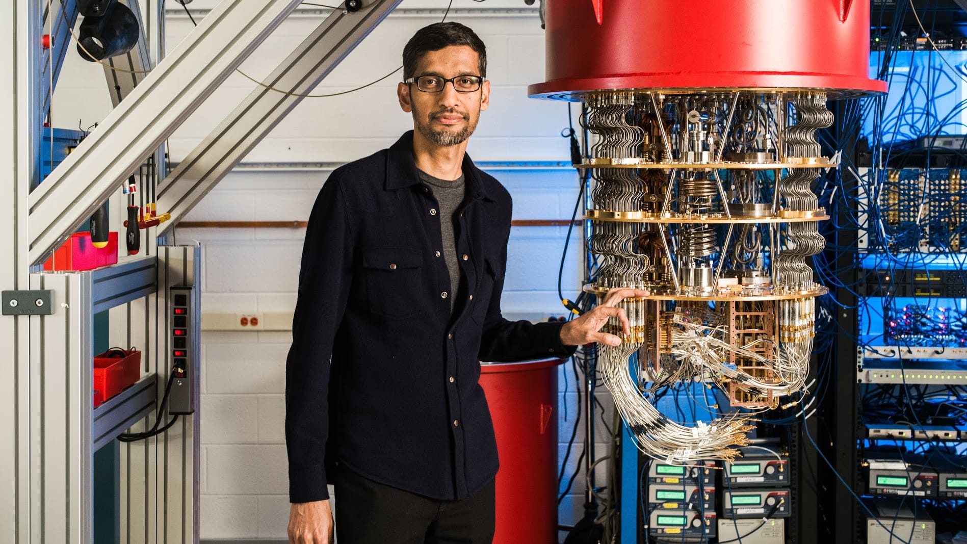 Google Chef Sundar Pichai vor Googles Quantencomputer: Das Gerät soll eine Aufgabe in wenigen Minuten gelöst haben, wofür Supercomputer Tausende Jahre gebraucht hätten.